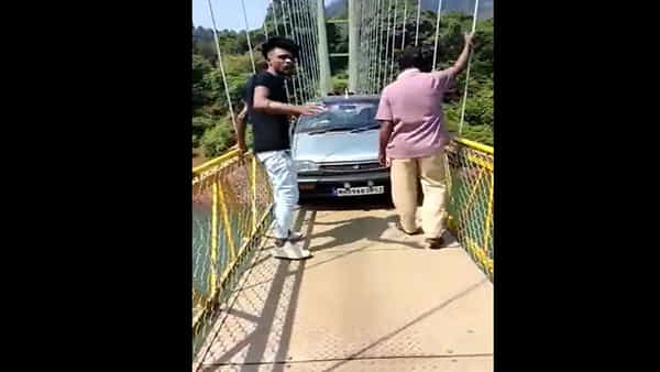 Cable Bridge: వీళ్లకేం పోయే కాలమో..కేబుల్ బ్రిడ్జిపైకి కారును ఎక్కించిన టూరిస్టులు.. భగ్గుమంటున్న నెటిజన్లు
