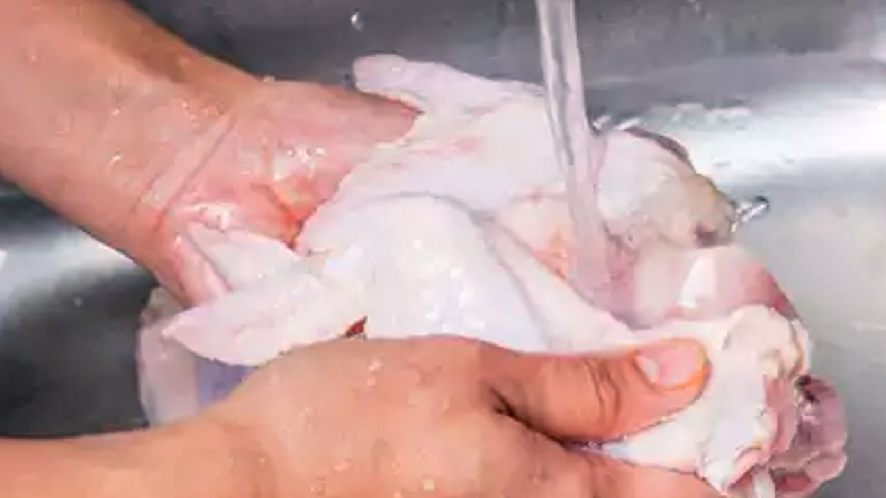 చికెన్‌ కడిగి వండుతున్నారా.. ప్రమాదం పొంచి ఉన్నట్లే..? ఇలా చేస్తే బెటర్