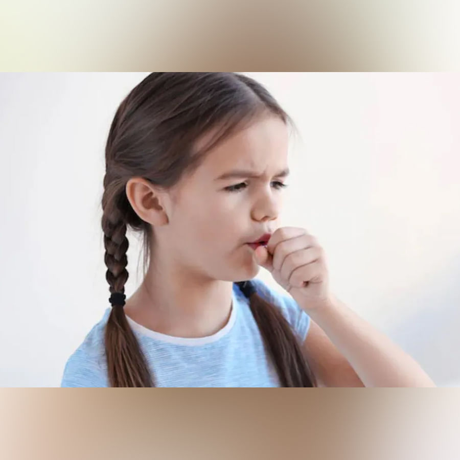 పిల్లలకు దగ్గు వస్తే ఇంట్లోనే ఉంచి దగ్గు సిరప్ ఇస్తుంటారు కొందరు. తగ్గితే పర్వాలేదు కానీ, విపరీతంగా దగ్గు వస్తున్నట్లయితే వెంటనే డాక్టర్ వద్దకు తీసుకెళ్లాలి.