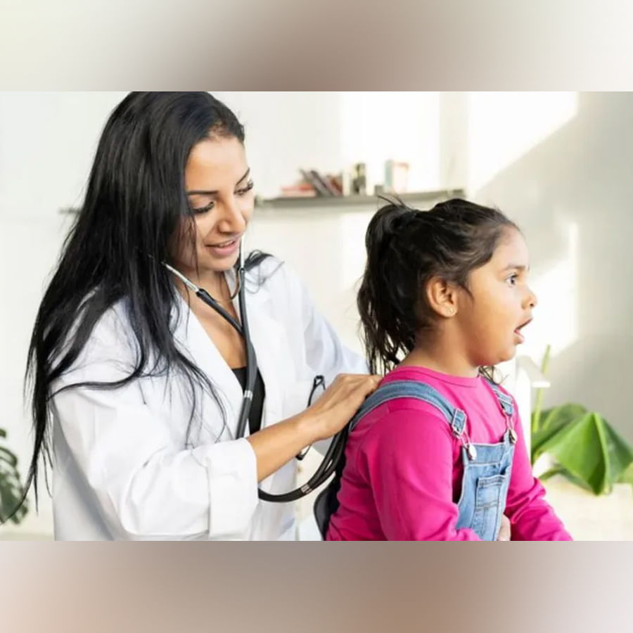 ఫ్లూ అనేది ఒక అంటు వ్యాధి. ఇది సాధారణ జలుబు కంటే పిల్లలకు చాలా ప్రమాదకరమైనది. ముఖ్యంగా 5 సంవత్సరాల కంటే తక్కువ వయస్సు ఉన్న పిల్లలలో, ఫ్లూ కారణంగా పొడి దగ్గు కనిపిస్తుంది. ఇన్ఫ్లుఎంజా వైరస్ దీనికి కారణమవుతుంది.