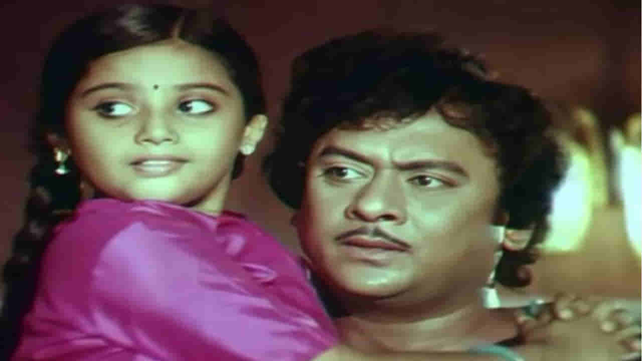 Tollywood: నటుడు కృష్ణంరాజుతో ఉన్న ఈమె ఎవరో గుర్తుపట్టారా..? తెలుగునాట స్టార్ హీరోయిన్