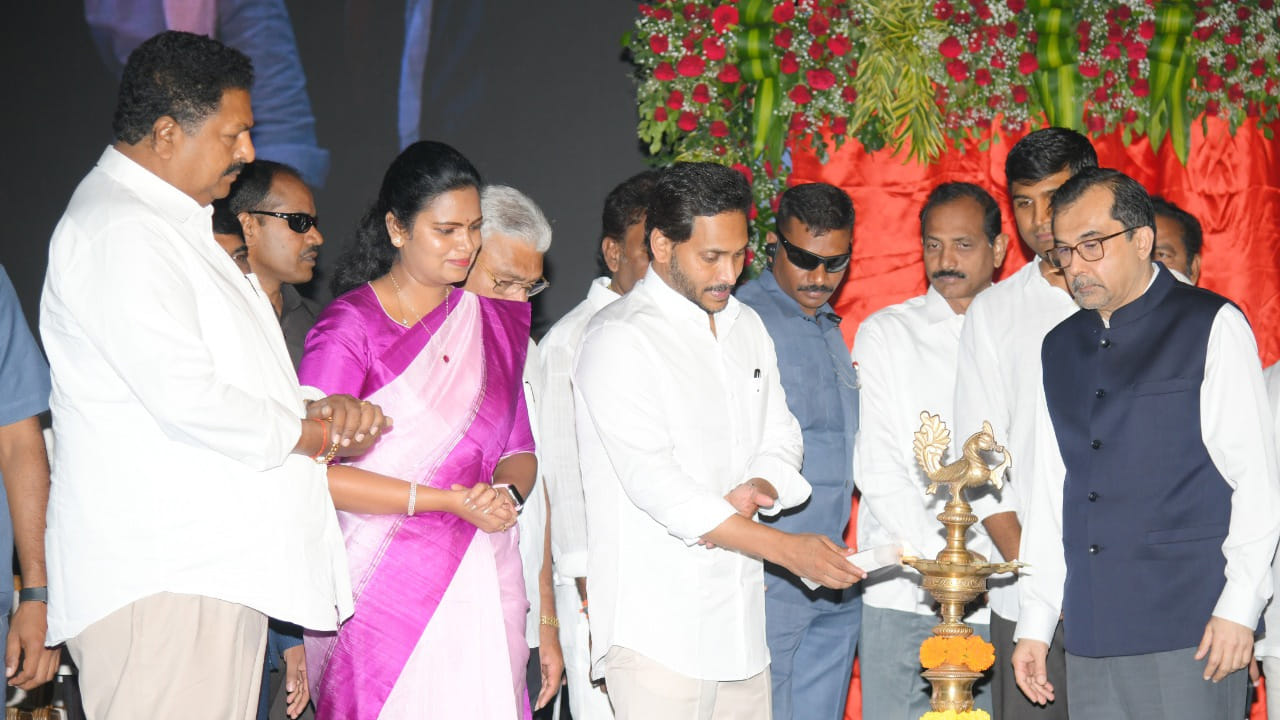 CM Jagan: ఉపాధి అవకాశాలకు ఏపీ నెలవు.. గ్లోబల్ స్పైసెస్ ప్రాసెసింగ్ యూనిట్ను ప్రారంభించిన సీఎం..