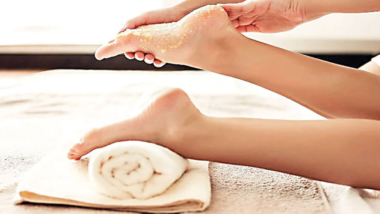 Crack Heel: ఈ 3 విటమిన్ల లోపం వల్ల మడమల పగుళ్లు.. క్రాక్ హీల్స్ను ఇలా చికిత్స చేసుకోండి..