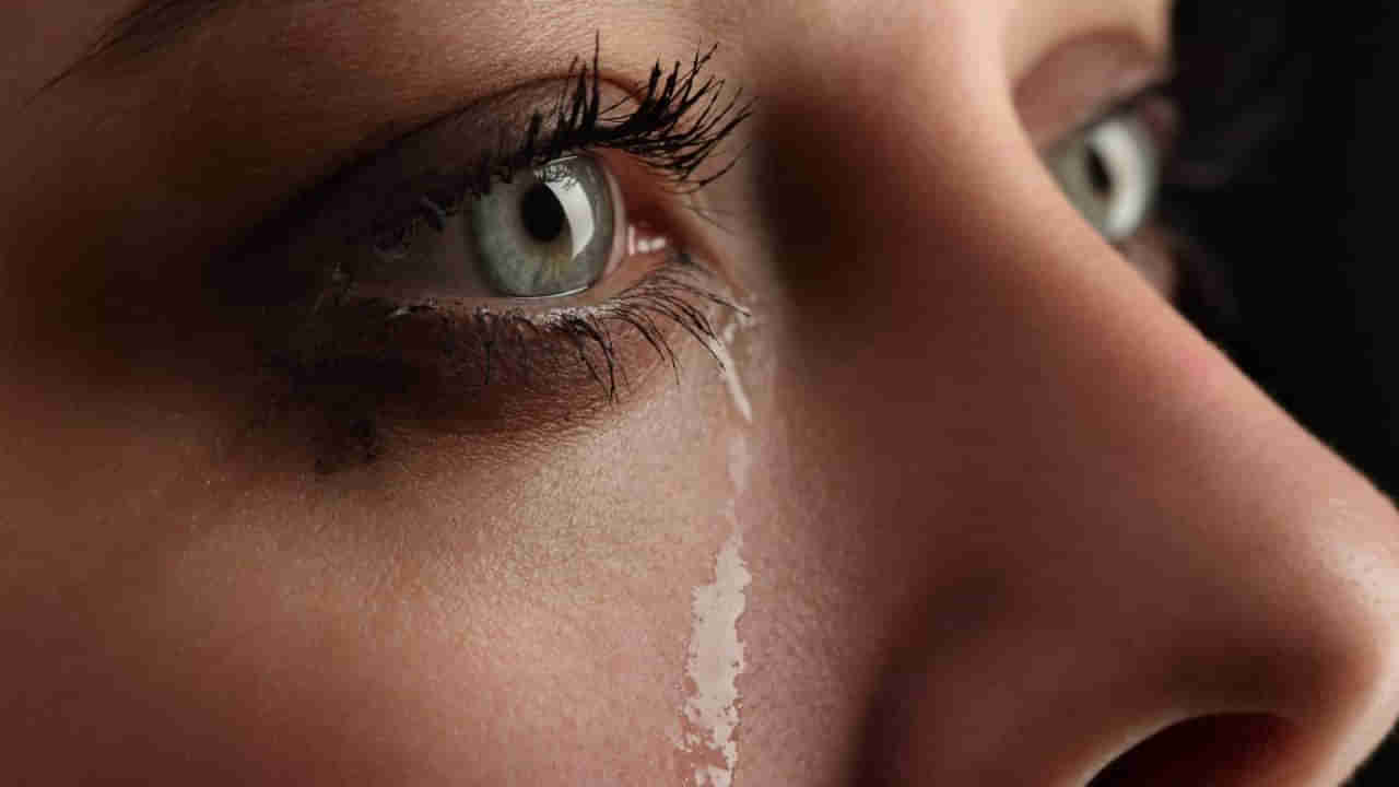 Health: నవ్వు ఆరోగ్యానికి మంచిదని తెలిసిందే.. మరి ఏడుపు సంగతేంటి.? నిపుణుల మాటేంటి..