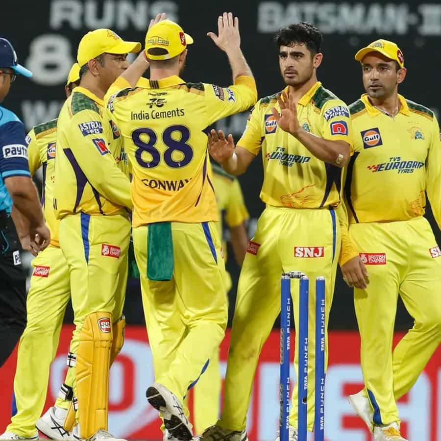 చెన్నై సూపర్ కింగ్స్: *రిలీజ్ ప్లేయర్స్*: బ్రేవో, ఉతప్ప, మిలనె, నిశాంత్, జోర్డాన్, భగత్ వర్మ, ఆసిఫ్, జగదీషన్   

*రిటైన్ ప్లేయర్స్*: ధోని, కాన్వె, గైక్వాడ్, రాయుడు, సేనాపతి, మొయిన్ అలీ, శివం దూబే, హంగర్గేకర్, ప్రిటోరియస్, శాంట్నార్, జడేజా, తుషార్ దేశ్‌పాండే, ముఖేష్ చౌదరీ, పాతిరానా, సిమర్జీట్ సింగ్, దీపక్ చాహార్, సోలంకి, తీక్షనా  

*మిగిలిన మొత్తం*: రూ 20.45 కోట్లు, *ఓవర్సీస్ స్లాట్స్* - 2