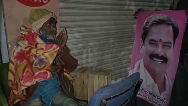 Telangana: తమ అభిమాన నేత విజయ్ పుట్టిన రోజుని వినూత్నంగా జరిపిన ఫ్యాన్స్.. అభాగ్యులకు అర్ధరాత్రి దుప్పట్లు, ఆహారం పంపిణీ..
