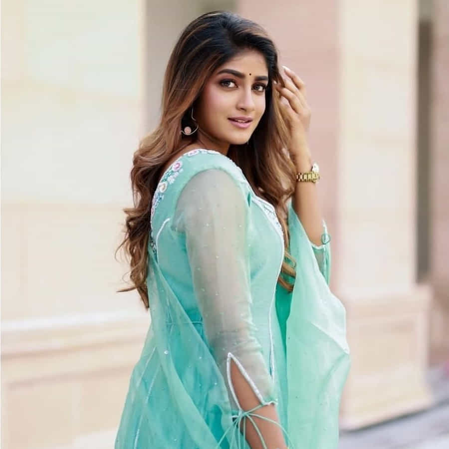 స్పెషల్ సాంగ్ చేసి స్పెషల్ అట్రాక్షన్గా నిలిచిన డింపుల్ హయాతి టాలీవుడ్ లో ఇప్పుడిప్పుడే బిజీగా మారుతుంది. ఇటీవలే హీరోయిన్ గా ఖిలాడి సినిమాలో నటించి మెప్పించింది ఈ ముద్దుగుమ్మ. ఎప్పుడు సోషల్ మీడియాలో ఫొటోస్ షేర్ చేస్తూ అందరిని ఆకట్టుకుంటుంది.తాజా ఫొటోస్ పై మీరు ఓ లుక్కెయ్యండి.