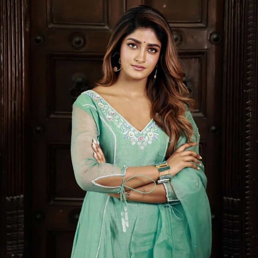 స్పెషల్ సాంగ్ చేసి స్పెషల్ అట్రాక్షన్గా నిలిచిన డింపుల్ హయాతి టాలీవుడ్ లో ఇప్పుడిప్పుడే బిజీగా మారుతుంది. ఇటీవలే హీరోయిన్ గా ఖిలాడి సినిమాలో నటించి మెప్పించింది ఈ ముద్దుగుమ్మ. ఎప్పుడు సోషల్ మీడియాలో ఫొటోస్ షేర్ చేస్తూ అందరిని ఆకట్టుకుంటుంది.తాజా ఫొటోస్ పై మీరు ఓ లుక్కెయ్యండి.