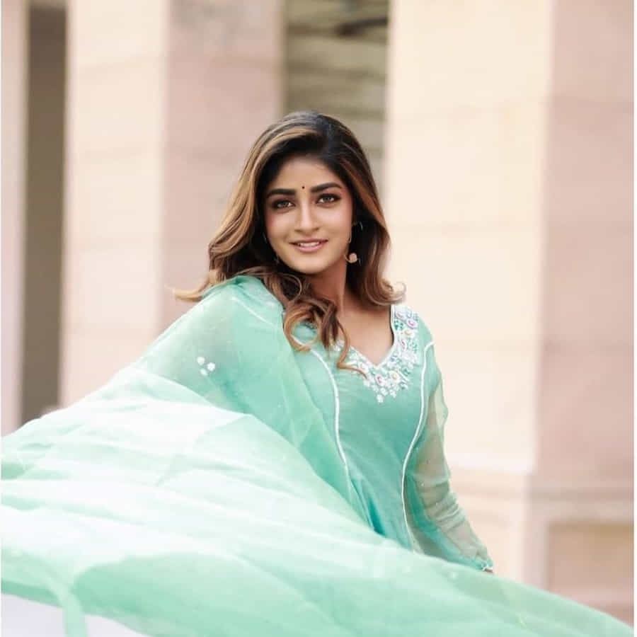 స్పెషల్ సాంగ్ చేసి స్పెషల్ అట్రాక్షన్గా నిలిచిన డింపుల్ హయాతి టాలీవుడ్ లో ఇప్పుడిప్పుడే బిజీగా మారుతుంది. ఇటీవలే హీరోయిన్ గా ఖిలాడి సినిమాలో నటించి మెప్పించింది ఈ ముద్దుగుమ్మ. ఎప్పుడు సోషల్ మీడియాలో ఫొటోస్ షేర్ చేస్తూ అందరిని ఆకట్టుకుంటుంది.తాజా ఫొటోస్ పై మీరు ఓ లుక్కెయ్యండి.