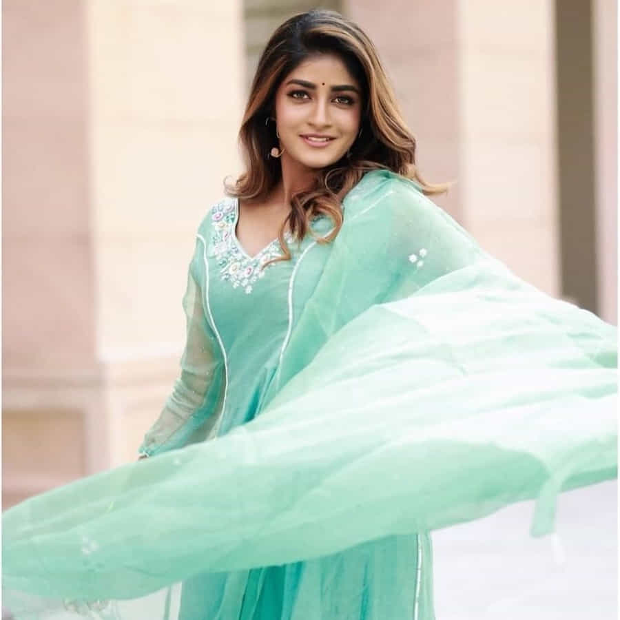 స్పెషల్ సాంగ్ చేసి స్పెషల్ అట్రాక్షన్గా నిలిచిన డింపుల్ హయాతి టాలీవుడ్ లో ఇప్పుడిప్పుడే బిజీగా మారుతుంది. ఇటీవలే హీరోయిన్ గా ఖిలాడి సినిమాలో నటించి మెప్పించింది ఈ ముద్దుగుమ్మ. ఎప్పుడు సోషల్ మీడియాలో ఫొటోస్ షేర్ చేస్తూ అందరిని ఆకట్టుకుంటుంది.తాజా ఫొటోస్ పై మీరు ఓ లుక్కెయ్యండి.