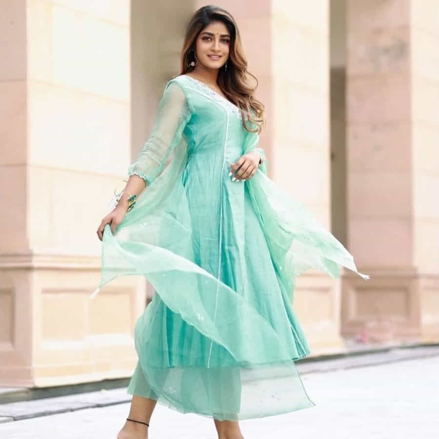 స్పెషల్ సాంగ్ చేసి స్పెషల్ అట్రాక్షన్గా నిలిచిన డింపుల్ హయాతి టాలీవుడ్ లో ఇప్పుడిప్పుడే బిజీగా మారుతుంది. ఇటీవలే హీరోయిన్ గా ఖిలాడి సినిమాలో నటించి మెప్పించింది ఈ ముద్దుగుమ్మ. ఎప్పుడు సోషల్ మీడియాలో ఫొటోస్ షేర్ చేస్తూ అందరిని ఆకట్టుకుంటుంది.తాజా ఫొటోస్ పై మీరు ఓ లుక్కెయ్యండి.
