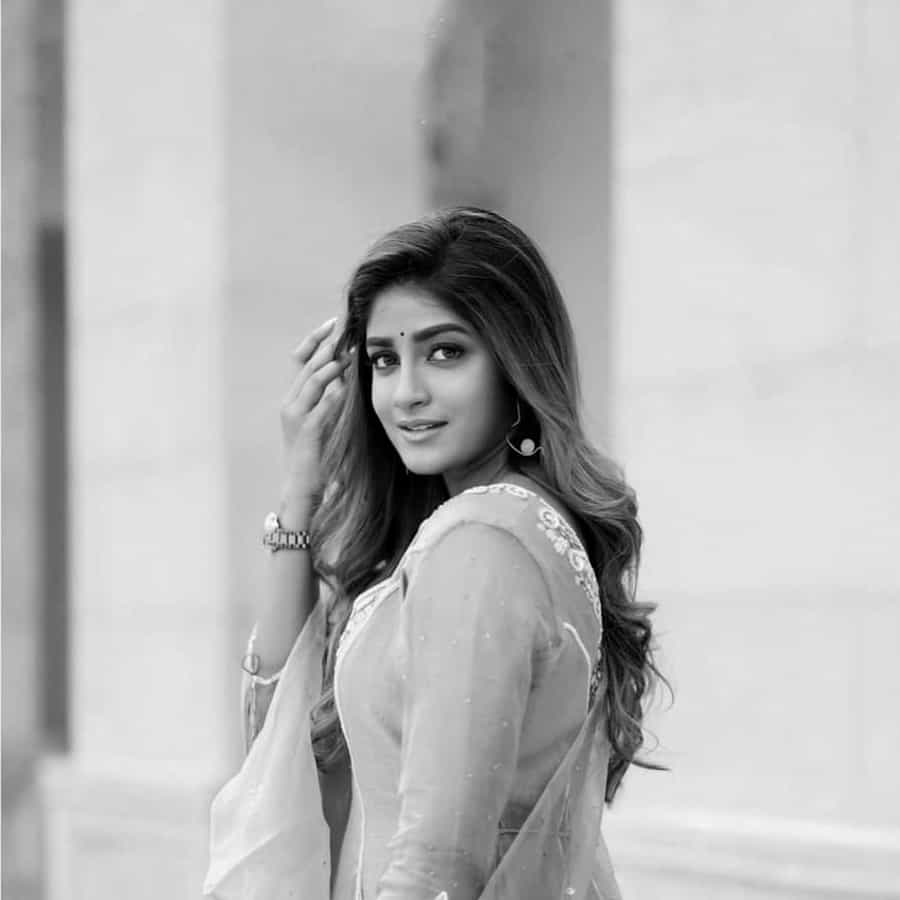 స్పెషల్ సాంగ్ చేసి స్పెషల్ అట్రాక్షన్గా నిలిచిన డింపుల్ హయాతి టాలీవుడ్ లో ఇప్పుడిప్పుడే బిజీగా మారుతుంది. ఇటీవలే హీరోయిన్ గా ఖిలాడి సినిమాలో నటించి మెప్పించింది ఈ ముద్దుగుమ్మ. ఎప్పుడు సోషల్ మీడియాలో ఫొటోస్ షేర్ చేస్తూ అందరిని ఆకట్టుకుంటుంది.తాజా ఫొటోస్ పై మీరు ఓ లుక్కెయ్యండి.
