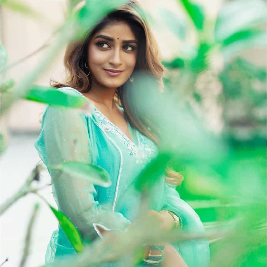 స్పెషల్ సాంగ్ చేసి స్పెషల్ అట్రాక్షన్గా నిలిచిన డింపుల్ హయాతి టాలీవుడ్ లో ఇప్పుడిప్పుడే బిజీగా మారుతుంది. ఇటీవలే హీరోయిన్ గా ఖిలాడి సినిమాలో నటించి మెప్పించింది ఈ ముద్దుగుమ్మ. ఎప్పుడు సోషల్ మీడియాలో ఫొటోస్ షేర్ చేస్తూ అందరిని ఆకట్టుకుంటుంది.తాజా ఫొటోస్ పై మీరు ఓ లుక్కెయ్యండి.
