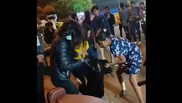 Drunken Girls: మద్యం మత్తులో పబ్ ముందు అమ్మాయిలు రచ్చ.. ఓ మహిళపై దాడి.. వినోదం చూసిన స్థానికులు