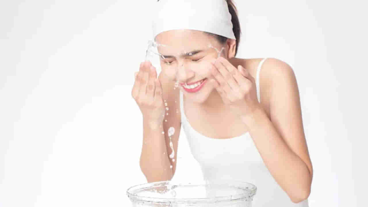 Skin Care: వేడి నీటితో ముఖం కడుక్కుంటున్నారా? తస్మాత్ జాగ్రత్త .. ఈ విషయాలు ఇప్పుడే తెలుసుకోండి..