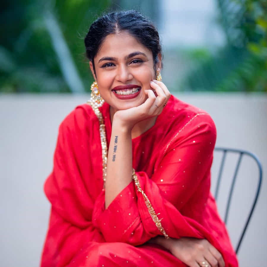 ఒకే ఒక్క సినిమాతో క్రేజీ హీరోయిన్ గా పేరు తెచ్చుకున్న హైదరాబాదీ బ్యూటీ ఫరియా అబ్దుల్లా.. జాతిరత్నాలు సినిమాతో ఫరియా అబ్దుల్లాకు మంచి గ్లామరస్ తారగా గుర్తింపు వచ్చింది. ఫరియా అందాలకి అబ్బాయిల ఫిదా అంతే.. తాజా ఫొటోస్ తో మరోసారి హల్ చల్ చేస్తుంది ఈ అమ్మడు.
