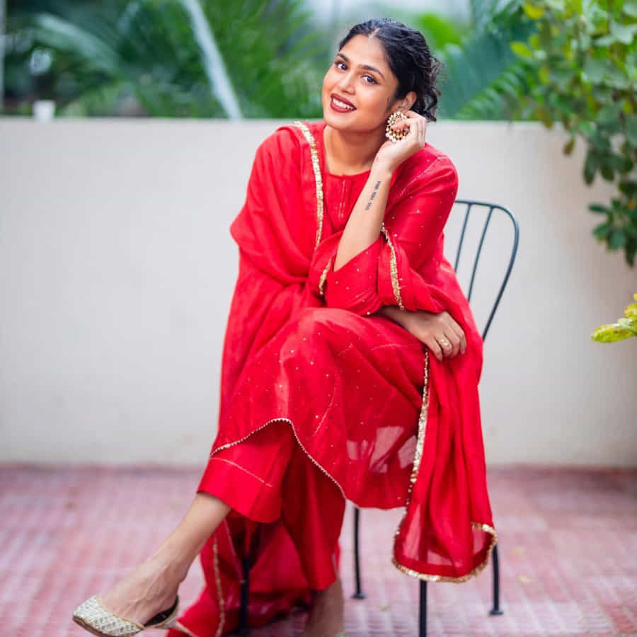 ఒకే ఒక్క సినిమాతో క్రేజీ హీరోయిన్ గా పేరు తెచ్చుకున్న హైదరాబాదీ బ్యూటీ ఫరియా అబ్దుల్లా.. జాతిరత్నాలు సినిమాతో ఫరియా అబ్దుల్లాకు మంచి గ్లామరస్ తారగా గుర్తింపు వచ్చింది. ఫరియా అందాలకి అబ్బాయిల ఫిదా అంతే.. తాజా ఫొటోస్ తో మరోసారి హల్ చల్ చేస్తుంది ఈ అమ్మడు.
