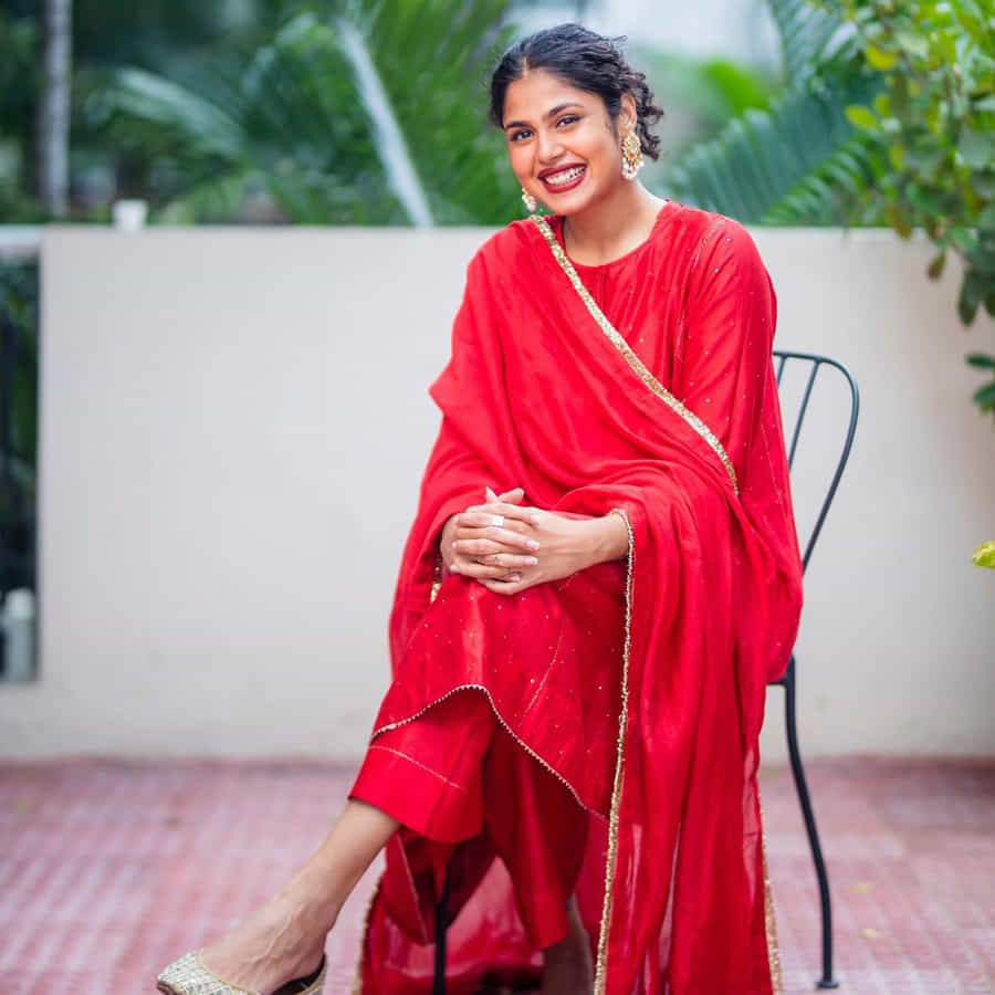 ఒకే ఒక్క సినిమాతో క్రేజీ హీరోయిన్ గా పేరు తెచ్చుకున్న హైదరాబాదీ బ్యూటీ ఫరియా అబ్దుల్లా.. జాతిరత్నాలు సినిమాతో ఫరియా అబ్దుల్లాకు మంచి గ్లామరస్ తారగా గుర్తింపు వచ్చింది. ఫరియా అందాలకి అబ్బాయిల ఫిదా అంతే.. తాజా ఫొటోస్ తో మరోసారి హల్ చల్ చేస్తుంది ఈ అమ్మడు.
