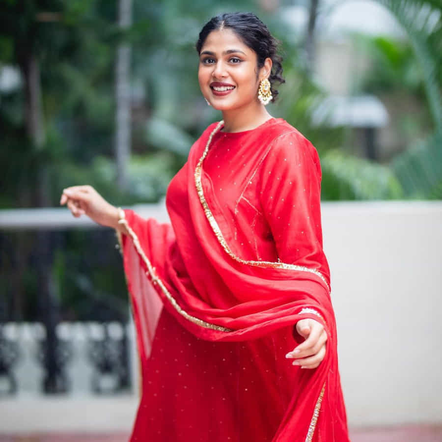 ఒకే ఒక్క సినిమాతో క్రేజీ హీరోయిన్ గా పేరు తెచ్చుకున్న హైదరాబాదీ బ్యూటీ ఫరియా అబ్దుల్లా.. జాతిరత్నాలు సినిమాతో ఫరియా అబ్దుల్లాకు మంచి గ్లామరస్ తారగా గుర్తింపు వచ్చింది. ఫరియా అందాలకి అబ్బాయిల ఫిదా అంతే.. తాజా ఫొటోస్ తో మరోసారి హల్ చల్ చేస్తుంది ఈ అమ్మడు.
