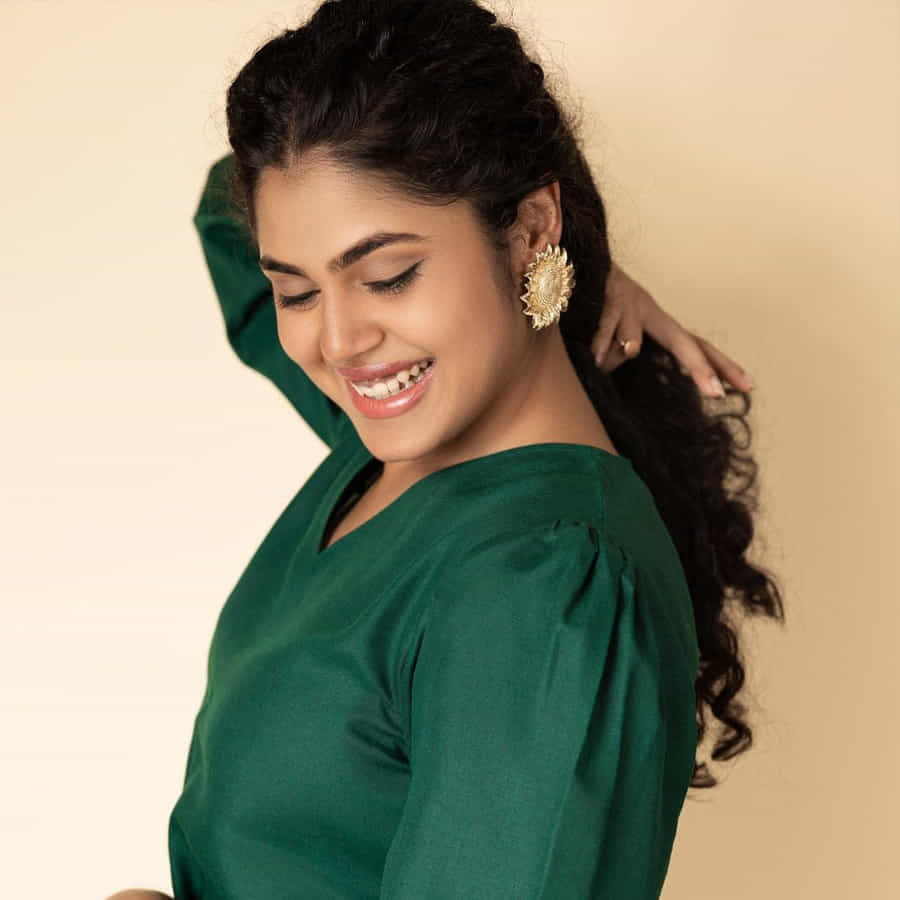 ఒకే ఒక్క సినిమాతో క్రేజీ హీరోయిన్ గా పేరు తెచ్చుకున్న హైదరాబాదీ బ్యూటీ ఫరియా అబ్దుల్లా.. జాతిరత్నాలు సినిమాతో ఫరియా అబ్దుల్లాకు మంచి గ్లామరస్ తారగా గుర్తింపు వచ్చింది. ఫరియా అందాలకి అబ్బాయిల ఫిదా అంతే.. తాజా ఫొటోస్ తో మరోసారి హల్ చల్ చేస్తుంది ఈ అమ్మడు.
