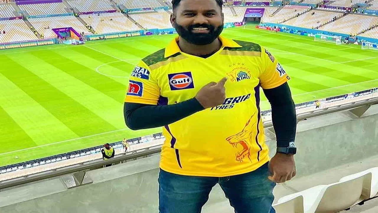 ప్రస్తుతం ఈ ఫొటోలు నెట్టింట తెగ వైరలవుతున్నాయి. ధోని క్రేజ్ మాములుగా లేదని ఫ్యాన్స్ తెగ కామెంట్లు పెడుతున్నారు.