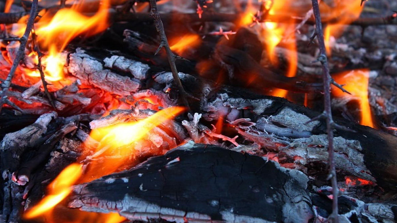 Fire Accident: గోదావరి జిల్లాలో బాణసంచా తయారీ కేంద్రంలో భారీ పేలుడు..పెరుగుతున్న మృతుల సంఖ్య..