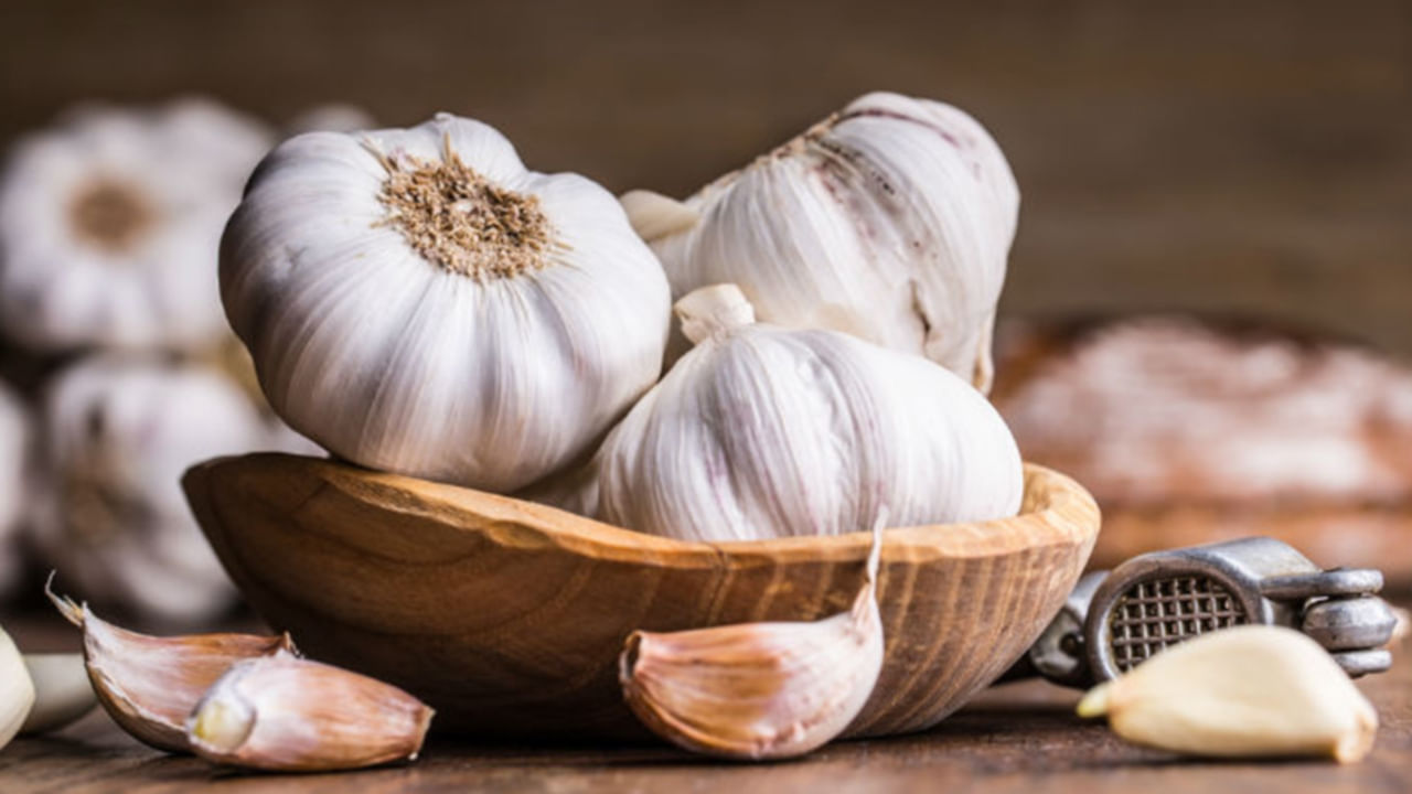 Garlic Benefits in Winter: శీతాకాలంలో ఆరోగ్య సమస్యలతో సతమతం అవుతున్నారా? వెల్లుల్లితో వెలకట్టలేని ప్రయోజనాలు..