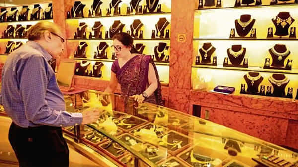 Gold Price Today: బంగారం కొనేవారికి గుడ్న్యూస్.. భారీగా తగ్గిన ధరలు.. తెలుగు రాష్ట్రాల్లో రేట్ల వివరాలివే