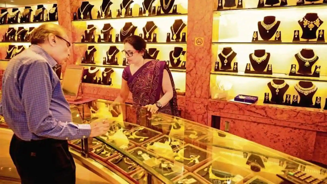 Gold Price Today: బంగారం కొనేవారికి గుడ్‌న్యూస్‌.. భారీగా తగ్గిన ధరలు.. తెలుగు రాష్ట్రాల్లో రేట్ల వివరాలివే