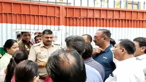ఢిల్లీలో మరో దారుణ ఘటన.. ప్రభుత్వ పాఠశాలలో ఆయుధాలతో ప్రవేశించిన దుండగుడు..
