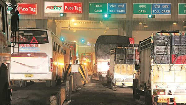 Gurugram Toll Plaza: టోల్ ప్లాజా వద్ద వీరంగం.. కారులోంచి బ్యాట్ తీసుకుని సిబ్బందిపై, 17 టోల్ బూత్లపై..