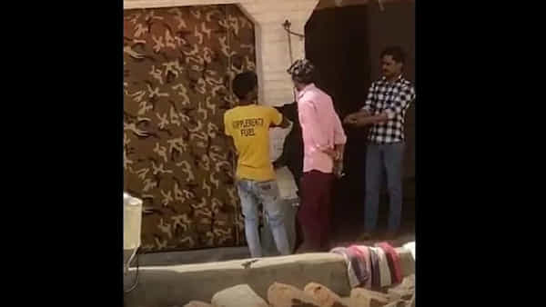 కుక్కను ఉరివేసి చంపిన దుర్మార్గులు.. నెట్టింట వైరలవుతున్న..