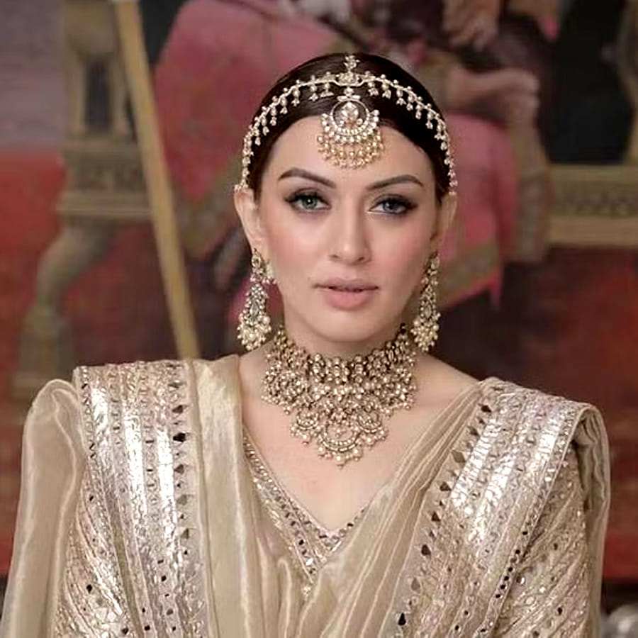 తెలుగుతో పాటు తమిళ్ లోనూ సినిమాలు చేసిన హన్సిక.. ఈ మధ్య తెలుగులో సినిమాలు తగ్గించింది. అలాగే లేడీ ఓరియెంటెడ్ సినిమాలు కూడా చేస్తోంది. ఈ చిన్నది. ఇదిలా ఉంటే త్వరలోనే ఈ భామ పెళ్లిపీటలెక్కనున్న విషయం తెలిసిందే. 