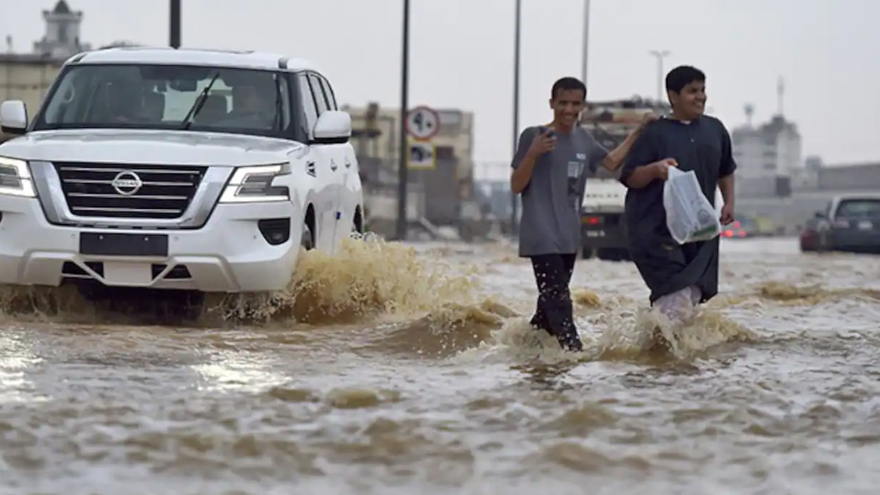 Saudi Arabia Flood Video: ఎడారి దేశం సౌదీ అరేబియాలో కుండపోత వర్షాలు..  వరద నీటిలో జెడ్డా నగరం..