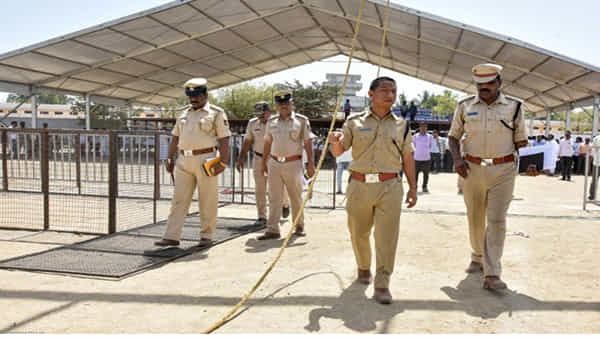 Visakhapatnam: నిఘా నీడలో విశాఖ.. 50 అడుగుల దూరంలో ఒక పోలీస్.. ప్రజలు ఇళ్ల నుంచి రాకుండా ఆంక్షలు..