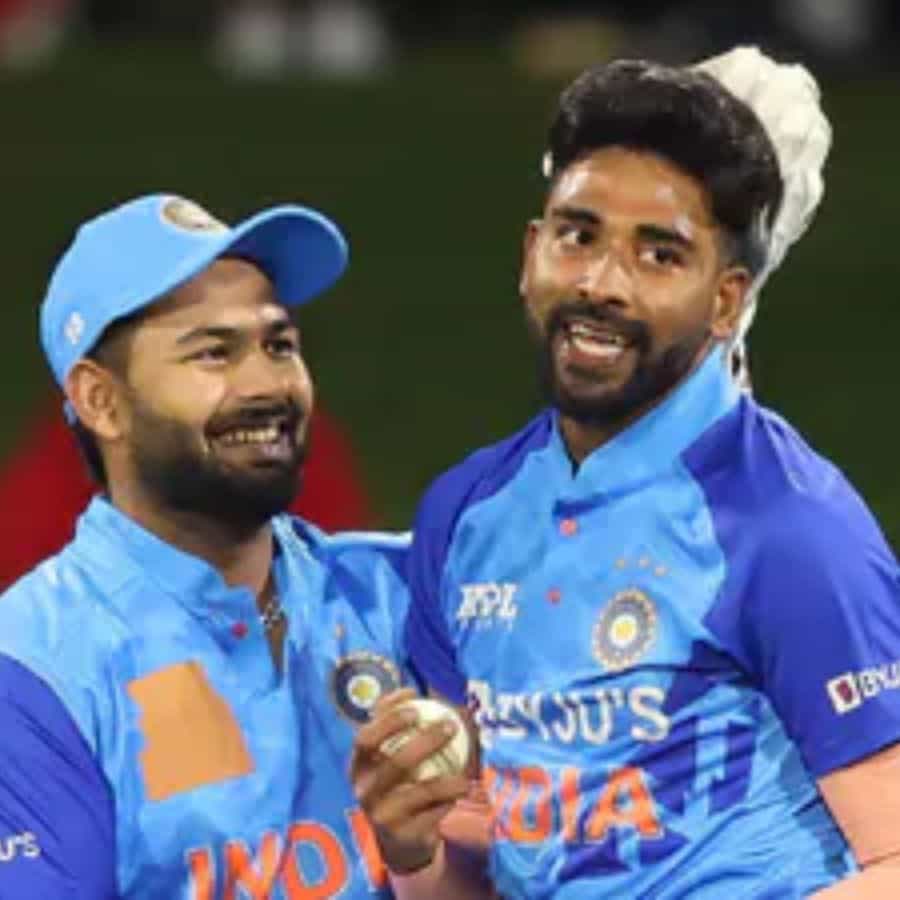 ఈ రైట్ ఆర్మ్ ఫాస్ట్ బౌలర్ 19వ ఓవర్లో తన ఫీల్డింగ్ మ్యాజిక్ కూడా చూపించాడు. పాయింట్ వద్ద ఫీల్డింగ్ చేస్తూ ఆడమ్ మిల్నేని కూడా రనౌట్ చేశాడు. అంటే సిరాజ్ మ్యాచ్‌లో మొత్తం 5 మందిని బలితీసుకున్నాడు.