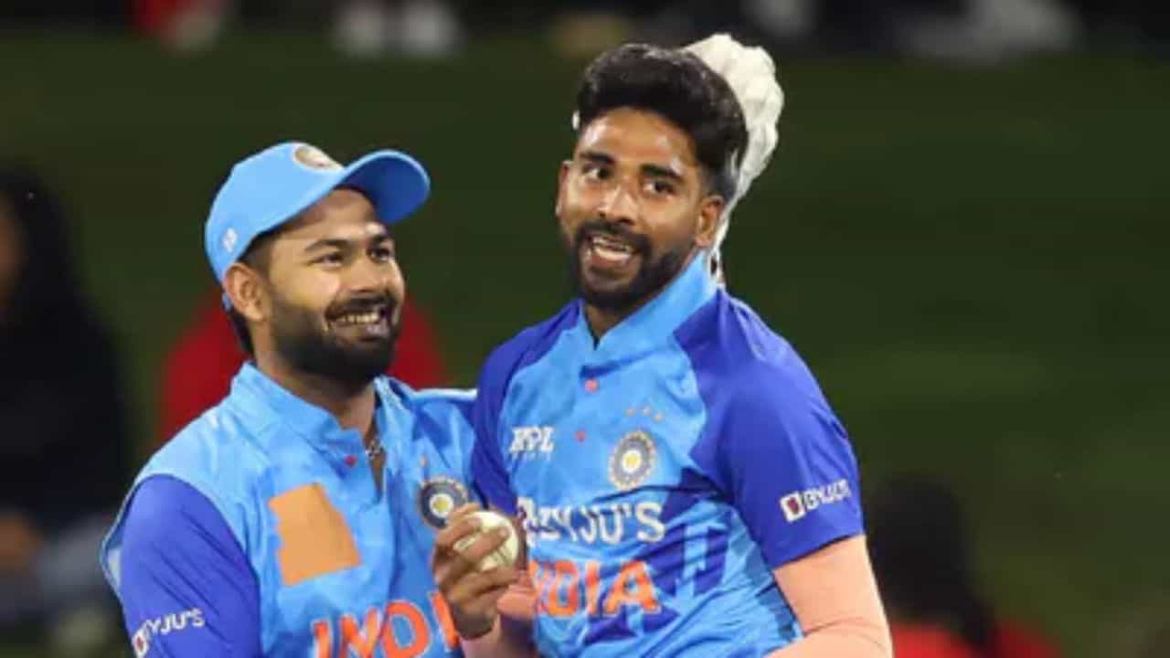 సిరాజ్ పవర్ప్లేలో రారాజుగా నిలిచాడు. అలాగే పరుగులు ఇవ్వడంలో చాలా పరికితనంగా కనిపిస్తున్నాడు.