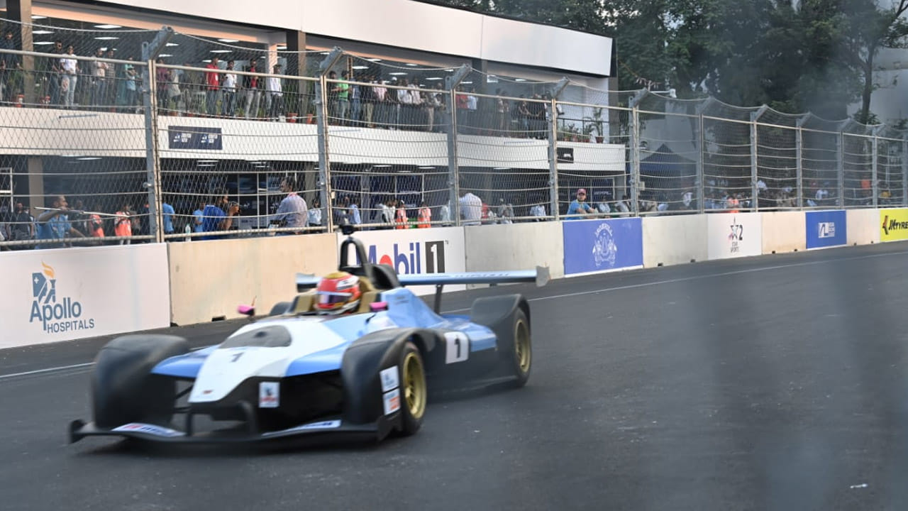 Hyderabad racing: హుస్సేన్‌సాగర్‌ తీరంలో నేడు అసలైన రేసింగ్‌ మజా.. 9 గంటలకు మొదలుకానున్న రేస్‌..