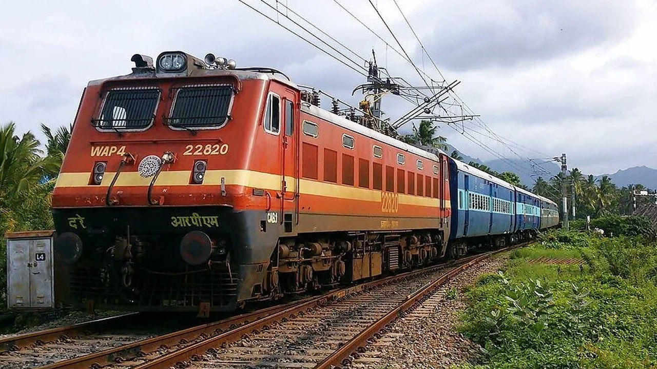 Indian Railway: రైలు ప్రయాణంలో ఈ తప్పులు చేస్తున్నారా.? జైలుకు వెళ్తారు జాగ్రత్త..