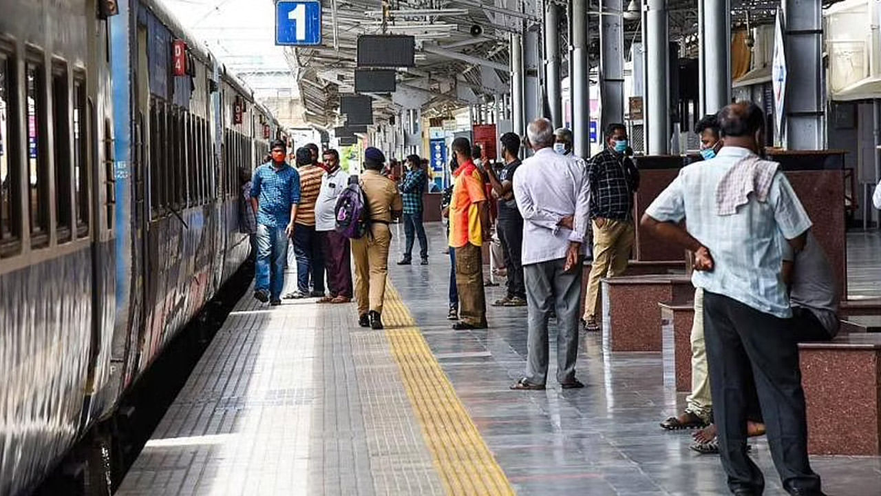 Indian Railways: రైల్వే ప్రయాణీకులకు గుడ్ న్యూస్.. ఇకపై ఆ 40 స్టేషన్లలో ప్రత్యేక సౌకర్యాలు.!