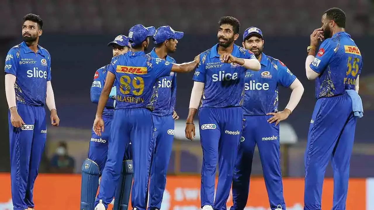 IPL 2023: ముంబై వదిలేసుకున్న ప్లేయర్స్ వీరే.. మినీ వేలానికి ముందే రోహిత్ ఫ్రెండ్‌కు షాక్.!