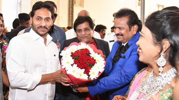 YS Jagan: సందడిగా అలీ కుమార్తె వివాహ రిసెప్షన్.. నూతన వధూవరులను ఆశీర్వదించిన సీఎం జగన్