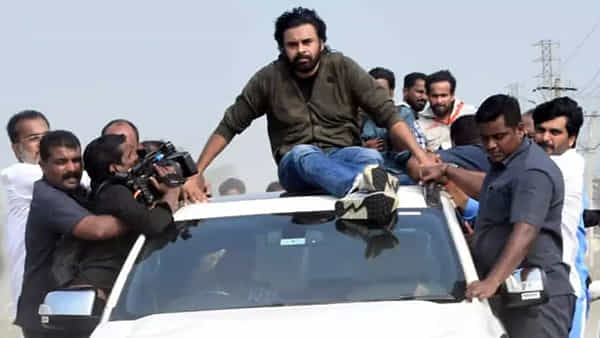 Pawan Kalyan: కారు టాప్ పైకి ఎక్కి ప్రయాణించిన పవన్ కల్యాణ్.. కేసు బుక్ చేసిన తాడేపల్లి పోలీసులు