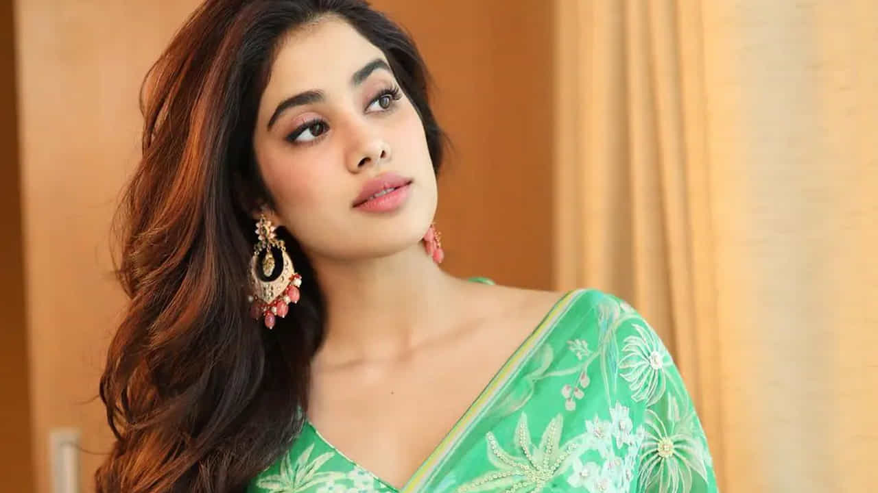 Janviబాలీవుడ్ క్రేజీ హీరోయిన్ జాన్వీ కపూర్ కి ఈ మధ్య లక్ కలిసి రావడం లేదన్న టాక్ గట్టిగా వినిపిస్తోంది. శ్రీదేవి కూతురుగా ఇండస్ట్రీలోకి ఎంట్రీ ఇచ్చింది ఈ చిన్నది. తొలి సినిమాతోనే మంది గుర్తింపు తెచ్చుకుంది.