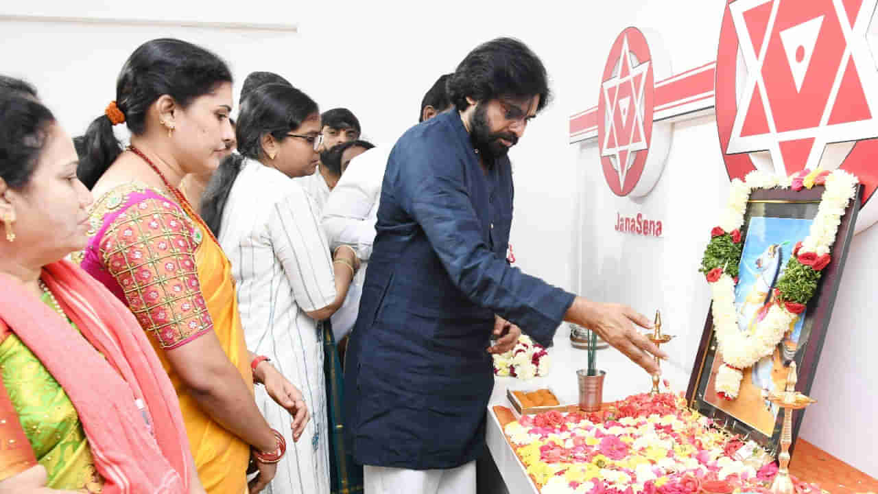 Pawan Kalyan:  రాణి లక్ష్మీ బాయి స్ఫూర్తితో మహిళలు రాజకీయాల్లోకి రావాలి.. జనసేనాని పవన్ కల్యాణ్ పిలుపు