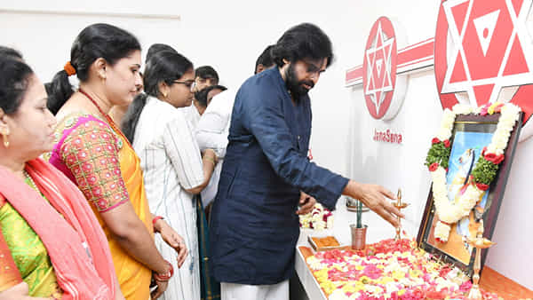 Pawan Kalyan: రాణి లక్ష్మీ బాయి స్ఫూర్తితో మహిళలు రాజకీయాల్లోకి రావాలి.. జనసేనాని పవన్ కల్యాణ్ పిలుపు