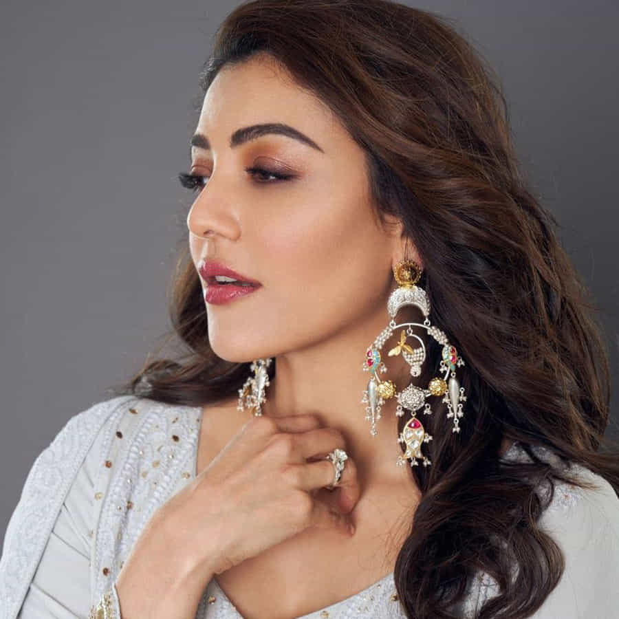 టాలీవుడ్ చందమామ కాజల్ గురించి ప్రత్యేకంగా పరిచయం చేయాల్సిన పనిలేదు. తేజ దర్శకత్వంలో వచ్చిన లక్ష్మి కళ్యాణం సినిమాతో తెలుగు ఇండస్ట్రీకి పరిచయం అయ్యారు. ఆ తర్వాత కృష్ణవంశీ దర్శకత్వంలో వచ్చిన చందమామతో మరింత పాపులర్ అయ్యారు.
