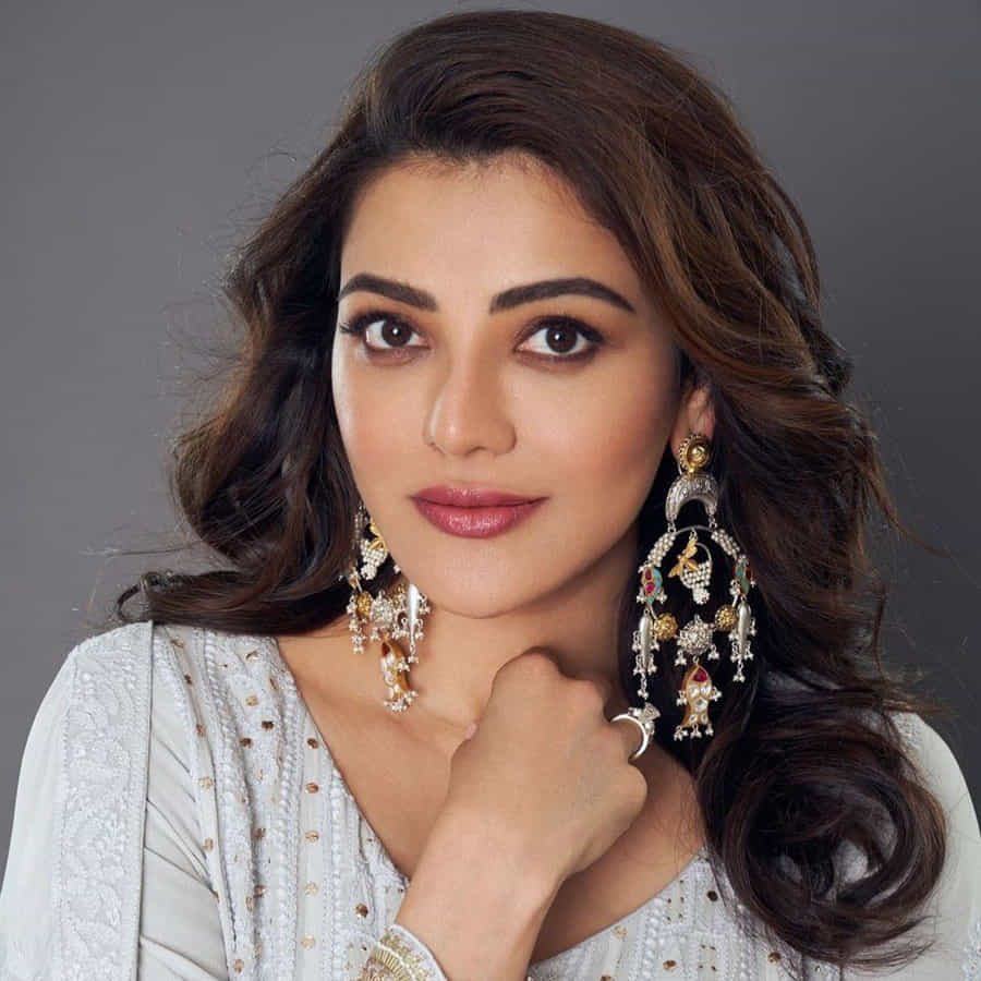 టాలీవుడ్ చందమామ కాజల్ గురించి ప్రత్యేకంగా పరిచయం చేయాల్సిన పనిలేదు. తేజ దర్శకత్వంలో వచ్చిన లక్ష్మి కళ్యాణం సినిమాతో తెలుగు ఇండస్ట్రీకి పరిచయం అయ్యారు. ఆ తర్వాత కృష్ణవంశీ దర్శకత్వంలో వచ్చిన చందమామతో మరింత పాపులర్ అయ్యారు.
