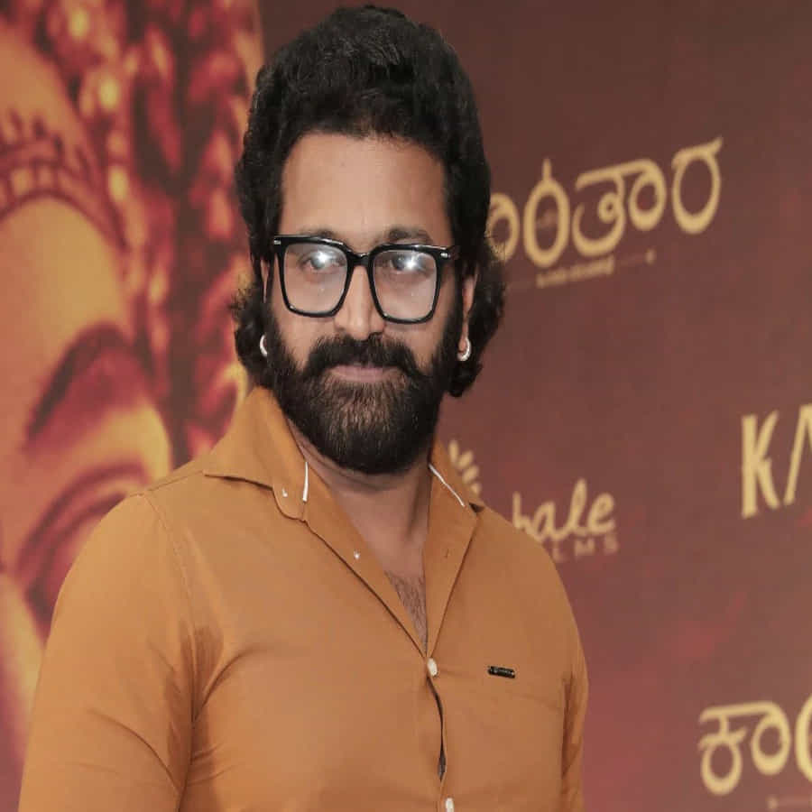 ఫహద్ ఫాసిల్ నటిస్తున్న తాజా చిత్రం ధూమన్. హోంబలే ఫిల్మ్స్ సంస్థే ఈ చిత్రాన్ని తెరకెక్కిస్తున్నారు. పవన్ కుమార్ దర్శకత్వం వహిస్తున్నారు.