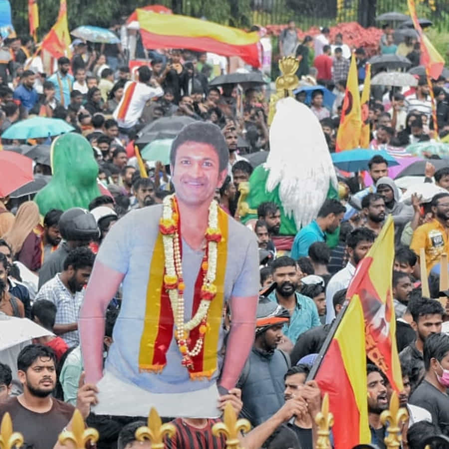 అయితే అతని జ్ఞాపకాలు మాత్రం అలాగే ఉన్నాయి. కన్నడ సూపర్ స్టార్ దివంగత రాజ్కుమార్ చిన్న కుమారుడు పునీత్ రాజ్ కుమార్. బాలనటుడి గా అనేక సినిమాల్లో నటించిన పునీత్..